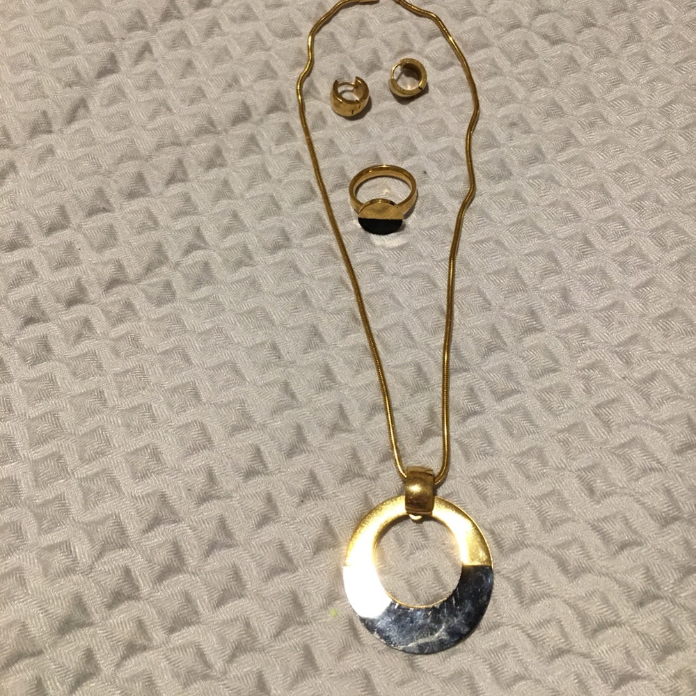 Collar negro con dorado